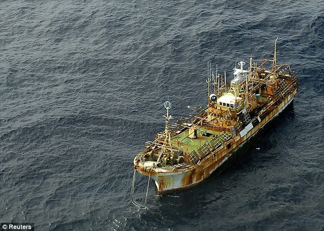 Con tàu đánh cá cũ này của Nhật Bản đã được phát hiện đang lênh đênh trên biển hồi tháng 3 vừa qua. Nó đặt ra nhiều lo ngại về vấn đề an ninh và môi trường biển.