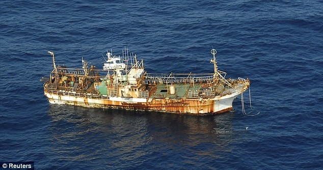 Các quan chức đã quyết định đánh chìm tàu để tránh nguy cơ nó bị mắc cạn hoặc gây nguy hiểm cho tàu thuyền khác trên tuyến đường vận chuyển nhộn nhịp giữa Bắc Mỹ và châu Á.