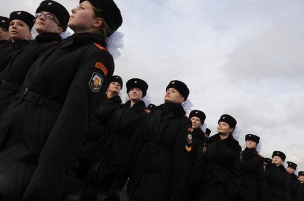 Nhiều người trong số các cô gái đến từ các gia đình quân nhân và nuôi dưỡng ước mơ về sự nghiệp phục vụ cho quân đội nước Nga. Các học sinh này muốn trở thành những phụ nữ nổi tiếng của Nga như vận động viên thể dục nhịp điệu và cũng là đại biểu Duma Quốc gia Nga - Alina Kabaeva.