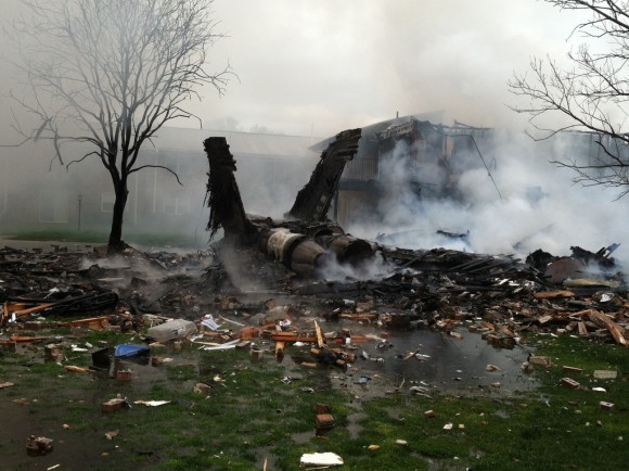Chiếc máy bay đã đâm vào một tòa nhà dân cách không xa so với căn cứ không quân - các quan chức địa phương cho biết.