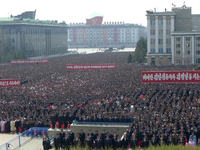 Hàng chục ngàn người dân đã tụ tập về quảng trường Kim Il-Sung để kỷ niệm 100 năm ngày sinh nhà lãnh đạo Kim Il-Sung.