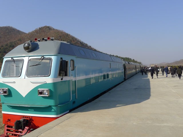 Các phóng viên có mặt tại ga xe lửa trước chuyến đi 5 giờ đồng hồ để tới bãi thử Tongchang-ri.