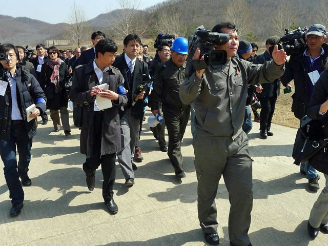 Các phóng viên đến thăm bãi thử Tongchang-ri.
