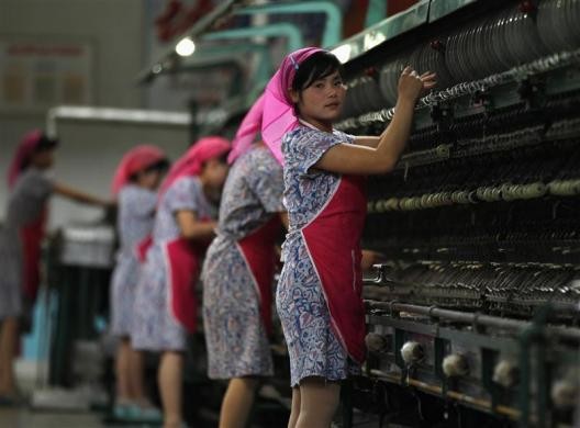 Các nữ công nhân làm việc trong nhà máy dệt Kim Jong-suk.