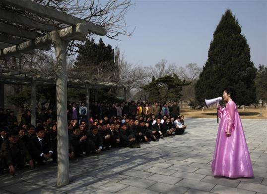 Những du khách tới tham quan Mangyongdae, nơi sinh của người sáng lập đất nước Kim Il-sung.