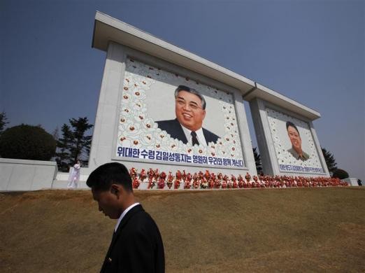 Bức chân dung hai vị cố chủ tịch Kim.
