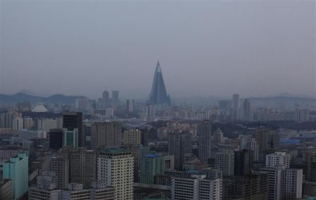 Khách sạn Ryugyong vào lúc bình minh. Đây là tòa nhà cao nhất được xây dựng ở Triều Tiên.