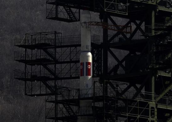 Tên lửa Unha-3 đã được lắp vào bệ phóng.