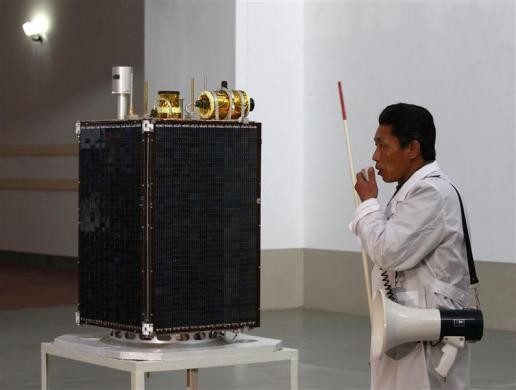 Một nhà khoa học giới thiệu các ứng dụng của vệ tinh Kwangmyongsong-3, được đưa vào quỹ đạo trên tên lửa Unha-3.
