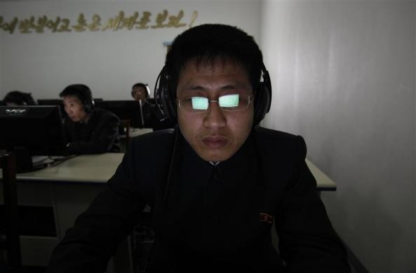Nhân viên nhà máy dệt Kim Jong-suk trong một buổi tự học.