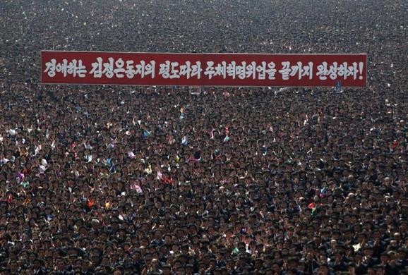 Hàng ngàn người dân tập trung tại quảng trường trong lễ khánh thành một bức chân dung cố chủ tịch Kim Jong-il tại Bình Nhưỡng