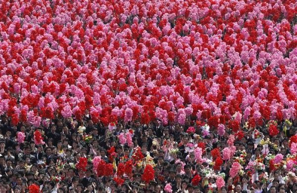 Quảng trường Kim Il-Sung tràn ngập hoa vào ngày 9/4.