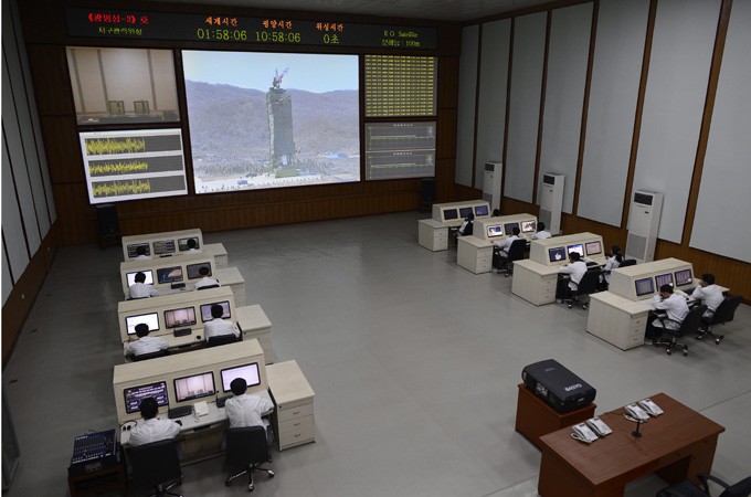 Phòng kỹ thuật của Triều Tiên theo dõi tên lửa Unha-3.