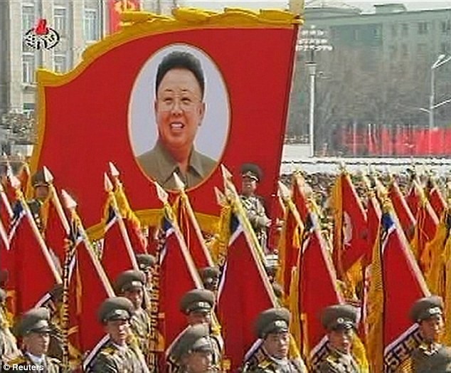 Binh sĩ Triều Tiên mang theo hình ảnh nhà lãnh đạo quá cố Kim Jong Il trong lễ diễu binh.