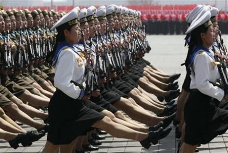 Lính nữ Triều Tiên diễu binh qua khán đài tại quảng trường.