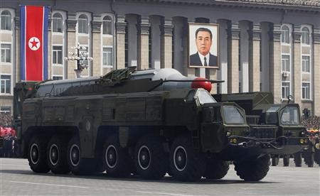 Nhiều vũ khí của Triều Tiên như tên lửa đạn đạo được các xe tải hạng nặng chở cũng xuất hiện tại lễ diễu binh.