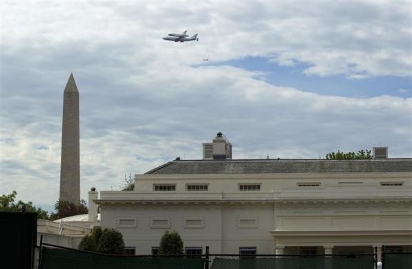 Tàu con thoi Discovery bay qua đài tưởng niệm Washington và cánh tây Nhà Trắng.