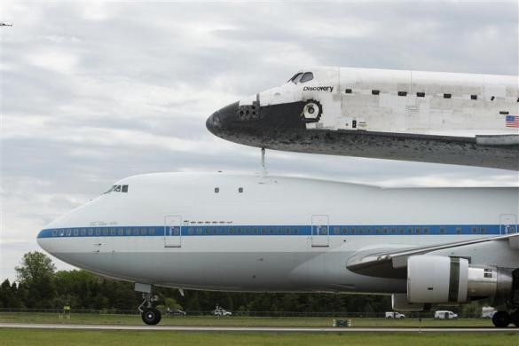 Tàu Discovery đã hạ cánh ở Sân bay Quốc tế Dulles trước khi được đưa đến viện bảo tàng hàng không.