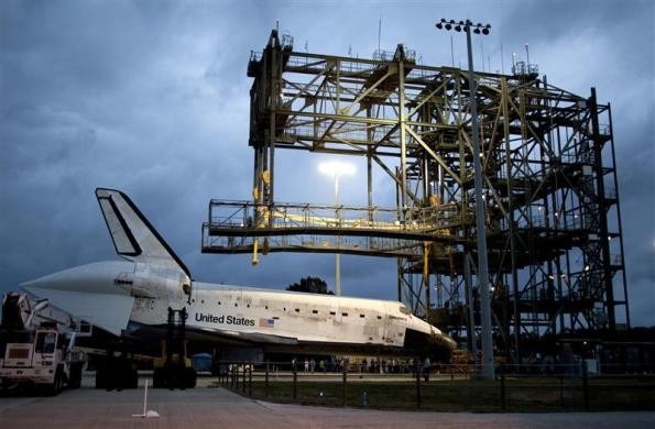 Discovery được đưa ra khỏi toà nhà lắp ráp tới cơ sở Mate Demate ở trung tâm không gian Kennedy.