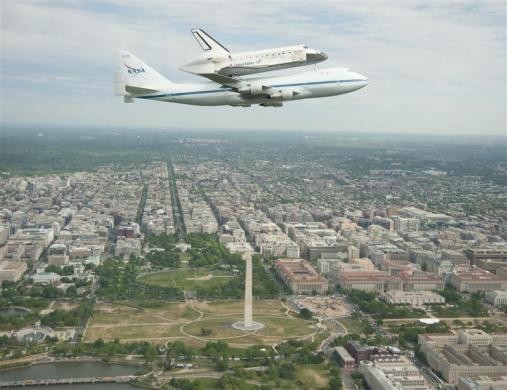 Discovery đã bay qua nhiều địa điểm nổi tiếng như Nhà Trắng, sân bay quốc gia Ronald Reagan Washington, Quảng trường quốc gia,...