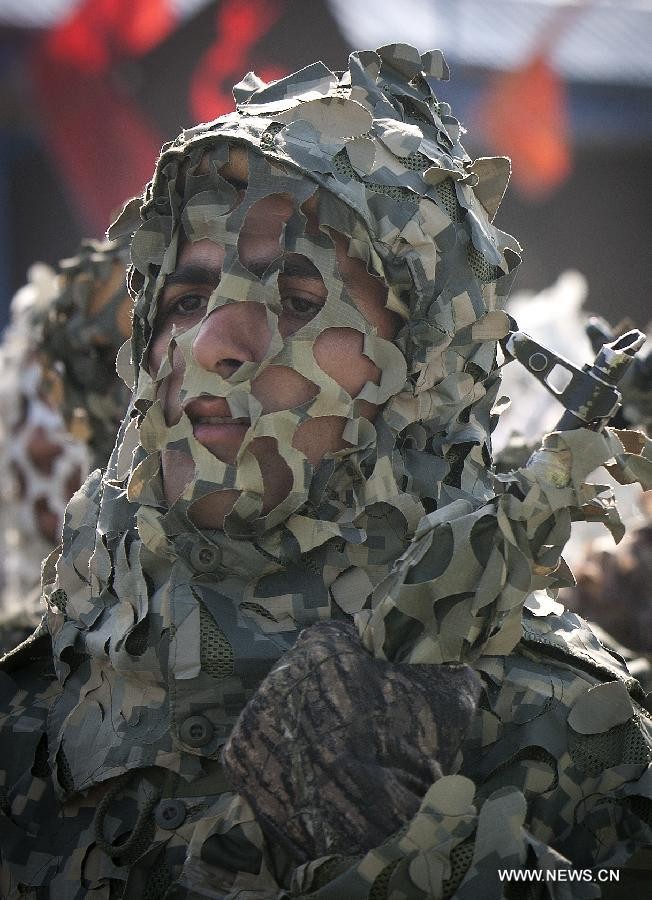 Một binh sĩ tham gia lễ kỷ niệm ngày Quân đội quốc gia.