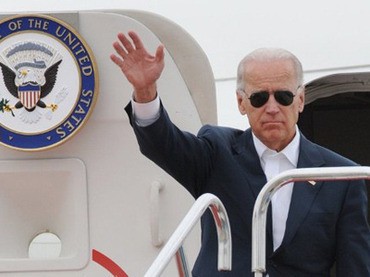 Máy bay chở Phó tổng thống Mỹ Joe Biden bất ngờ bị chim tấn công.