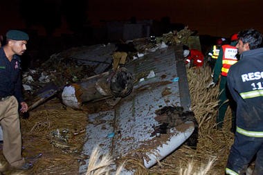 Hãng Bhoja Air cho biết Boeing 737 đã bị rơi do thời tiết xấu. Tất cả phần thân máy bay, phần kính chỉ còn nằm rải rác trong một khu định cư nhỏ ngay bên ngoài thành phố Islamabad.