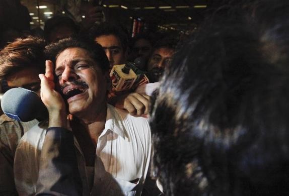 Một người thân đã chờ ở sân bay quốc tế Benazir Bhutto của Islamabad. Nhưng khi hay tin về vụ tai nạn, ông chỉ còn biết hét lên trong nước mắt: "2 cô con gái của tôi đã chết."