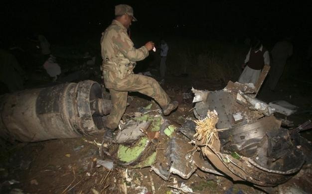 Tai nạn hàng không lớn gần đây nhất ở Pakistan là vào năm 2010, khi một máy bay thương mại của hãng AirBlue với 152 người trên chuyến bay đã bị rơi ở một khu vực đồi núi. Trong năm 2006, một máy bay nước này cũng bị rơi gần trung tâm thành phố Multan, giết chết 45 người.