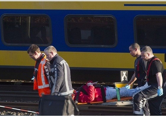 Một phát ngôn viên của ngành Đường sắt Hà Lan cho biết, các vết thương chủ yếu là gãy xương và các vết bầm tím. Vụ va chạm đã xảy ra ở đoạn đường giữa nhà ga ở thủ đô Amsterdam của Hà Lan và Amsterdam Sloterdijk.