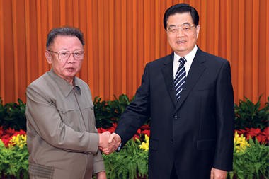 Cố Chủ tịch Triều Tiên Kim Jong-il gặp Chủ tịch Trung Quốc Hồ Cẩm Đào trong tháng 5/2010.