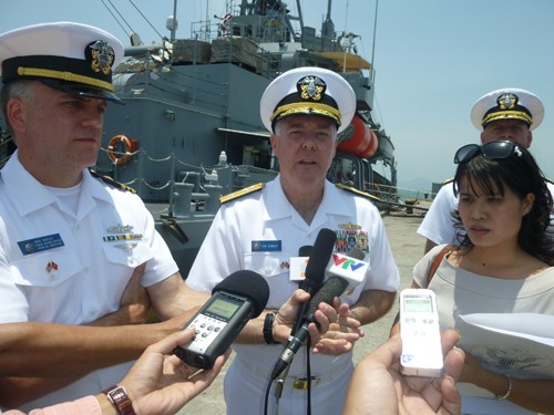 Chuẩn Đô đốc Tom Caney, Tư lệnh lực lượng đặc nhiệm 73 (thuộc Lực lượng hậu cần vùng Tây Thái Bình Dương) trả lời phỏng vấn báo chí trong nước và quốc tế tại cảng Tiên Sa - Ảnh: HC