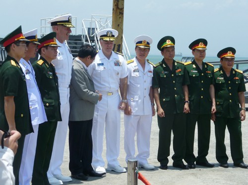 Sĩ quan hải quân Việt Nam và Hoa Kỳ cùng chụp ảnh lưu niệm tại cảng Tiên Sa - Ảnh: HC