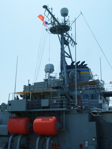 Quốc kỳ Việt Nam và Hoa Kỳ tung bay trên đỉnh tàu USNS Safeguard - Ảnh: HC.