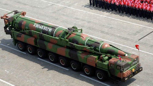 Chiếc xe chở tên lửa của Triều Tiên bị nghi ngờ do Trung Quốc cung cấp thiết bị.