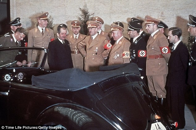 Hitler bên chiếc xe Volkswagen quý giá.