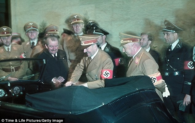 Porsche và Hitler vui mừng khôn xiết và tự hào về chiếc xe.
