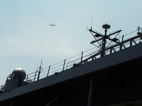 Báo động cho giàn rada trên soái hạm USS Blue Ridge, hình như có... máy bay lạ xuất hiện?