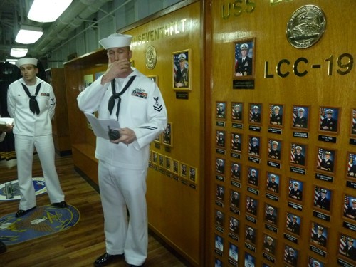 Hình như do khác múi giờ nên sĩ quan đang giới thiệu về bộ chỉ huy trên soái hạm USS Blue Ridge thì... che miệng ngáp bất chợt?