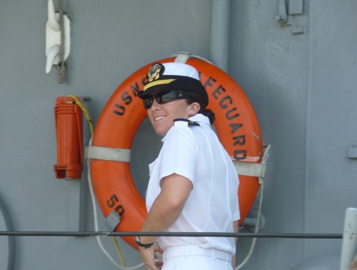 Nữ sĩ quan ở tàu cứu hộ USNS Safeguard tỏ ra khá... "ngầu".