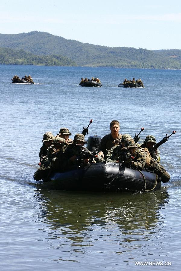 Các binh sĩ đã diễn tập tấn công vào hòn đảo bị chiếm giữ bởi các nhóm khủng bố có vũ trang, giải cứu con tin, tiêu diệt đối phương.