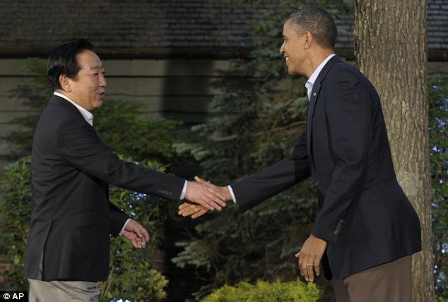 Tổng thống Obama tiếp đón Thủ tướng Nhật Bản Yoshihiko Noda. Vào cuối bữa ăn tối, ông Obama đã tặng một chiếc bánh socola cho ông Yoshihiko Noda, người có sinh nhật vào ngày chủ nhật tới (20/5).
