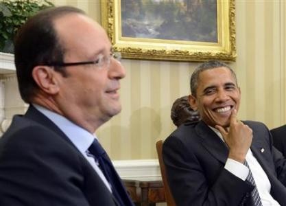 Ông Obama lắng nghe Tổng thống Pháp nói chuyện trong cuộc gặp tại phòng Bầu dục. Tổng thống Hollande tuyên bố sẽ thực hiện cam kết rút các lực lượng chiến đấu của Pháp khỏi Apganixtan vào cuối năm nay.
