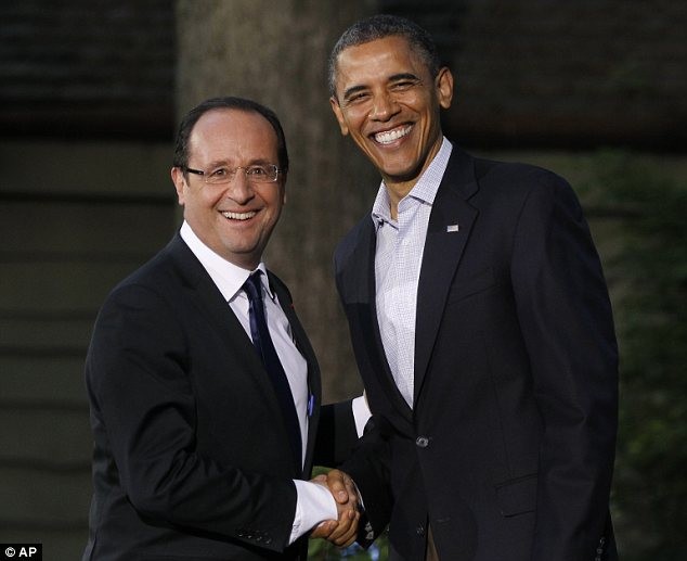 Tổng thống Obama tiếp đón tân Tổng thống Pháp François Hollande - nhà lãnh đạo duy nhất đeo cà vạt khi tới dự hội nghị.
