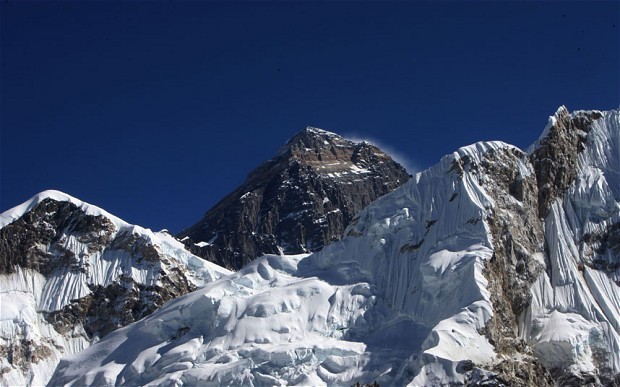 Đỉnh núi Everest nhìn từ cao nguyên Kalapattar về phía đông bắc thủ đô Kathmandu, Nepal.