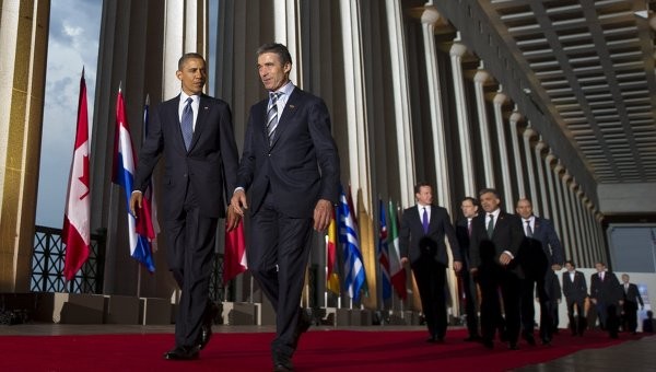 Tổng thống Mỹ Barack Obama và Tổng thư ký NATO Anders Fogh Rasmussen cùng với lãnh đạo các quốc gia khi họ đến Chicago tham dự Hội nghị thượng đỉnh NATO 2012.