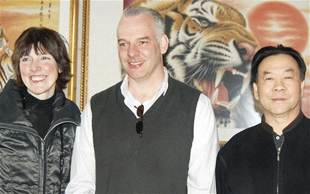 Doanh nhân Anh Neil Heywood (ở giữa) ban đầu được cho là đã chết vì ngộ độc rượu.