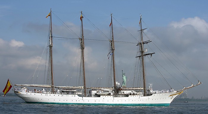 Tàu Elcano của Tây Ban Nha.