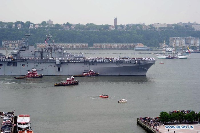 Tàu đổ bộ USS Wasp(LHD-1) của hải quân Mỹ tuần hành trên sông Hudson trong Tuần lễ Hạm đội lần thứ 25 ở New York, ngày 23/5.