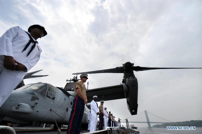 Máy bay trực thăng của Hải quân Mỹ đã thực hiện chuyến bay trên sông Hudson trong Tuần lễ Hạm đội lần thứ 25 ở New York.